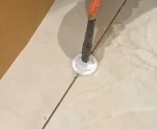宜昌市瓷砖空鼓维修公司专业解答瓷砖在铺贴过程中，如果没有涂抹均匀到位的粘结材料（如水泥砂浆或瓷砖胶），可能会导致以下问题