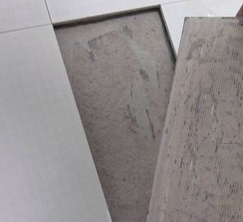 宜昌市瓷砖空鼓维修公司分享瓷砖铺贴时如果打浆（即涂抹在瓷砖背面和基层上的砂浆或瓷砖胶）过少，会带来以下问题